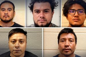 Inmigrantes con antecedentes delictivos detenidos en la frontera de Arizona. 