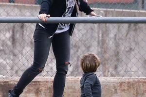 Shakira y Piqué jugando con Sasha