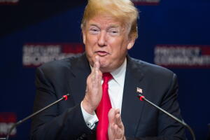 El presidente Donald Trump en una mesa redonda sobre inmigración y maras en Bethpage, Nueva York, el 23 de mayo de 2018.