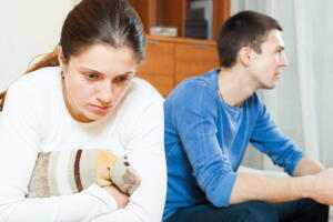 casal-triste-sofa_1.jpg