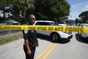 Un policía de Florida resguarda la escena de un incidente