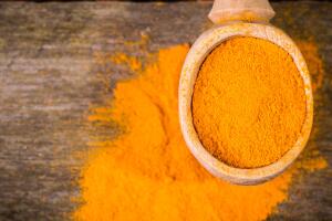 curcuma-acafrao-colher-0816-1400x800.jpg