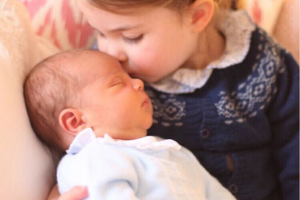 El príncipe Louis y su hermana la princesa Charlotte, hijos del príncipe William y Kate Middleton