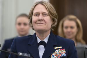 La almirante Linda Fagan en una audiencia del Senado sobre su confirmación para comandar la Guardia Costera en abril de 2022.