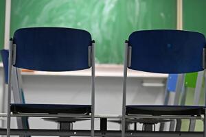 Familias hispanas temen cambios en transporte, horarios y adaptación escolar.