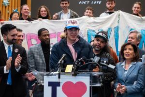 Dylan López Contreras regresa a casa tras ocho meses bajo la custodia de ICE.