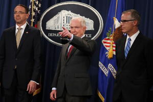 El fiscal general, Jeff Sessions (centro), durante una rueda de prensa este jueves en el Departamento de Justicia, junto al vicefiscal general, Rod Rosenstein (izqda.), y el director interino del FBI, Andrew McCabe.