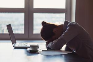trabajar-cansancio-dormir.jpg