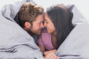 casal-amor-edredom_0.jpg