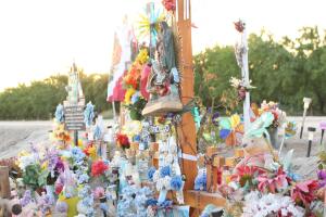 Memorial a los siete trabajadores agrícolas que murieron en Madera, al centro de California.