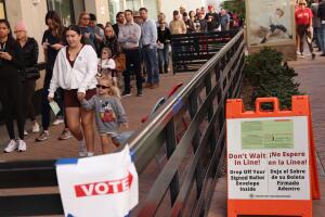 Masiva afluencia de votantes en puestos de votación en Arizona. 