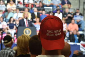 Simpatizante de Donald Trump escucha un discurso del presidente en Iowa en junio de 2917