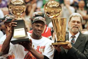 Michael Jordan (L) and Chicago Bulls head coach Ph