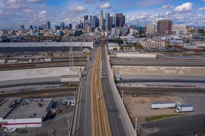 Para los locales, la estampa desolada al este de la calle primera en <a href="https://www.univision.com/local/los-angeles-kmex/">Los Ángeles</a> parecerá un escenario de película apocalíptica. Sin embargo, en realidad es muestra de la respuesta solidarias de los angelinos ante la medida " <a href="https://www.univision.com/local/los-angeles-kmex/mas-seguros-en-casa-lo-que-debes-saber-sobre-la-orden-de-quedarse-en-casa-debido-al-coronavirus-fotos">Más seguros en casa</a>" . <br>