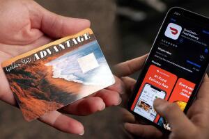 La compañía de entregas DoorDash anunció que recibirá pagos con la tarjeta EBT. Existe un plan de entregas gratis por dos meses.