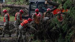 Indocumentados se unen a las labores de rescate en zonas devastadas por las inundaciones en Texas