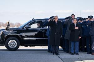 Trump recibe los restos de militares fallecidos al estrellarse avión de reabastecimiento en Irak.jpg