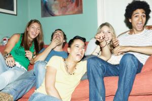 Amigos viendo TV