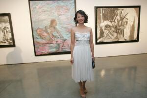 Lucy Liu junto a sus obras