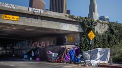 Trump firma orden ejecutiva que permitirá remover a personas sin hogar de las calles: te explicamos