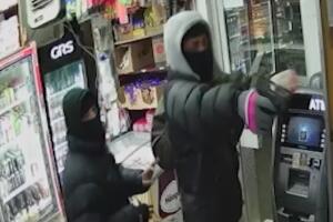 Asaltantes amenazaban con disparar al empleado durante el robo.