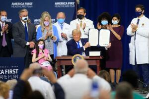 El presidente Trump pronuncia comentarios sobre sus políticas de atención médica en Carolina del Norte.