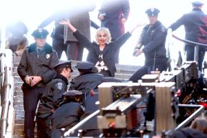 Lady Gaga como Harley Quinn canta y baila mientras arrestan a Joaquin Phoenix, como el Joker Grosby (9).jpg