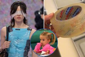 En su colección otoño/invierno de 2024, Balenciaga incluyó una pulsera que simula un rollo de cinta adhesiva.