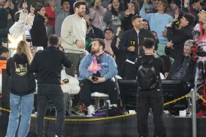 Mientras sus hijos parecían aburridos, Piqué gozó del evento. 