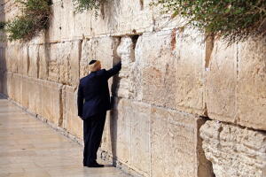 Donald Trump visita el Muro de los Lamentos,  sitio sagrado para los judíos en la ciudad vieja de Jerusalém, el 22 de mayo de 2017.