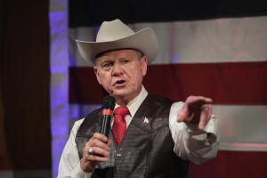 Algunos republicanos ya piden que Moore se retire de la competencia por el escaño senatorial de Alabama prevista para el 12 de diciembre.