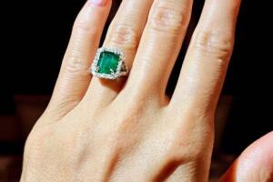 Isa Valero muestra el anillo de compromiso que le dio Horacio Pancheri
