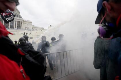 (FOTOS) PRIMERA VEZ EN LA HISTORIA DE EEUU QUE PASA EN EL CAPITOLIO 66 Trump supporters try to break through a police barrier, Wednesday, Jan. 6, 2021, at the Capitol in Washington. As Congress prepares to affirm President-elect Joe Biden's victory, thousands of people have gathered to show their support for President Donald Trump and his claims of election fraud. (AP Photo/Julio Cortez)
