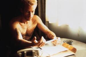 Guy Pearce en una escena de 'Memento'