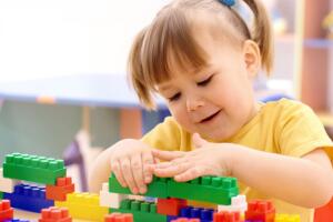Segundo professora, a boneca afasta meninas de áreas de física, engenharia e matemática