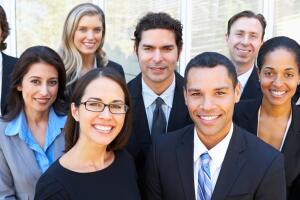 Personas sonrientes en las afueras de una oficina
