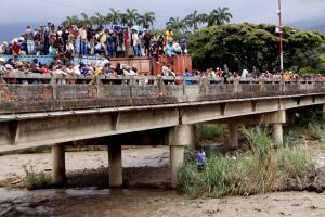 Venezolanos rompen bloqueo en puente con Colombia