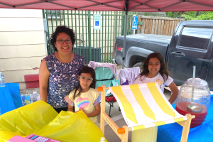 niña-vende-limonada-iglesia-refugiados-Ucrania1