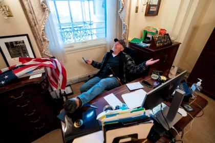 Seguidores de Trump irrumpieron en el Congreso, lo que forzó a la Policía del Capitolio a llamar a un cierre de emergencia. Uno de ellos tranquilamente sentado en el escritorio de Nancy Pelosi.