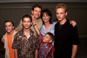 Frankie Muniz y Bryan Cranston con el elenco de Malcolm el de en medio