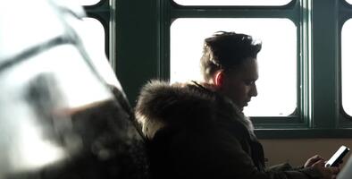 La historia detrás del activista que manda cartas a los detenidos en centros de ICE esta Navidad (y el resto del año)