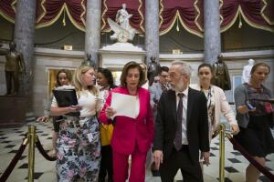 Nancy Pelosi asegura que cedió para que haya recursos para atender a los niños en la frontera.