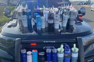 Mujer es arrestada por robar Stanley cups valuados en más de $2,500 en California