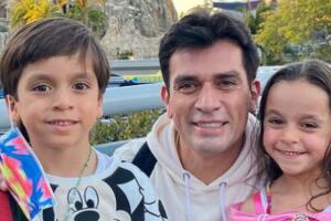 Jorge Salinas y sus hijos Máxima y León.