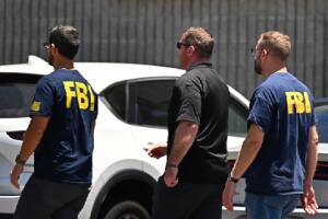 FBI investiga presunta corrupción en NYPD; allanan propiedades de altos mandos.