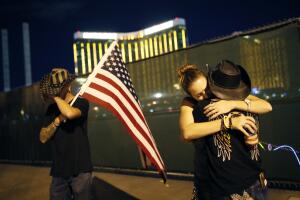 El tiroteo de Las Vegas fue letal en parte porque el atacante se atrincheró en un piso alto del Hotel Mandalay (en la foto al fondo).