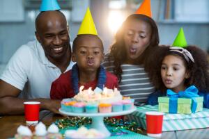 familia_festejando_cumpleanos.jpg