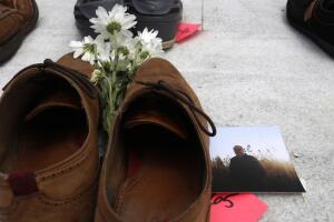 Cientos de zapatos adornan Capitolio en San Juan por muertos por ciclón María
