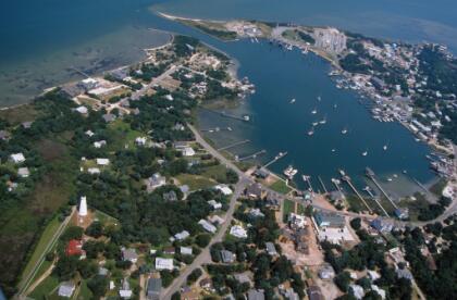 <b>7.- Isla Ocracoke, Carolina del Norte.- </b>Con solo 948, este sitio es ideal para vacaciones d everano. Cuenta con diversos puntos turísticos, como un faro, un museo de historia y un cementerio británico, así como una gran variedad de tiendas y restaurantes. <br>