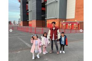 hijos-de-cristiano-ronaldo-georgina-rodriguez-estadio-manchester-united-1.jpg